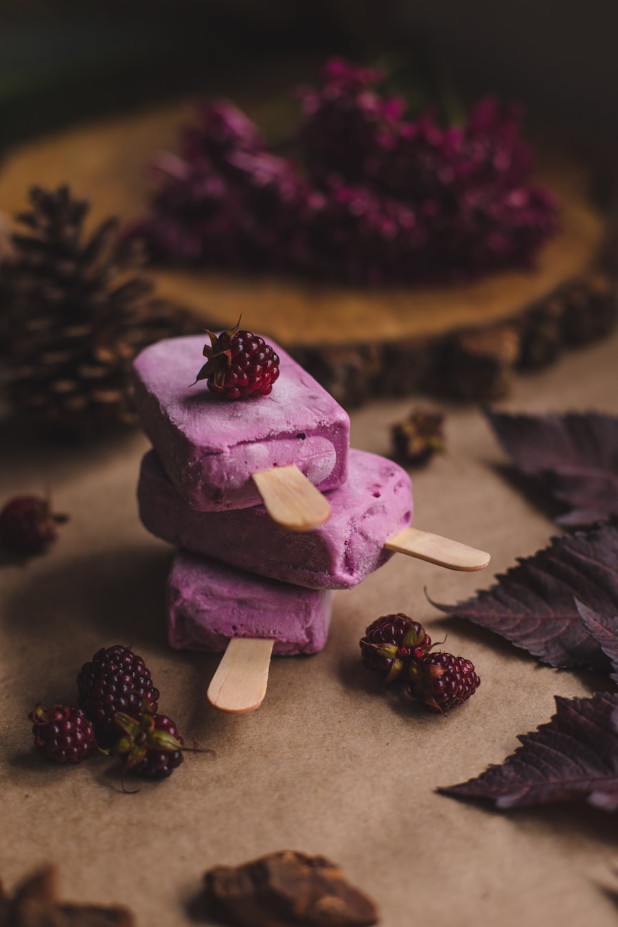Bunte Gelato-Kugeln in der Vitrine einer Gelateria