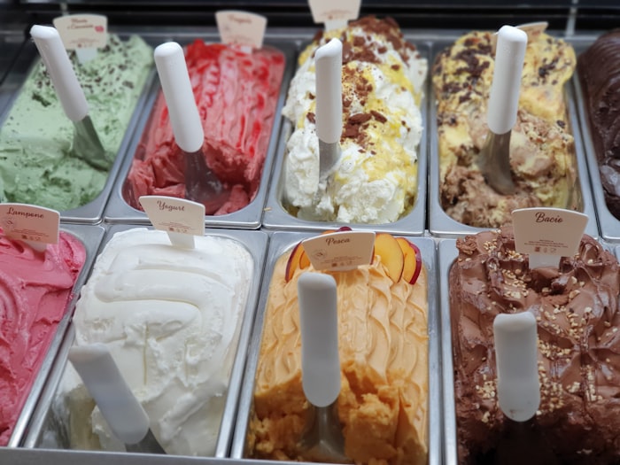 Bunte Gelato-Vitrine