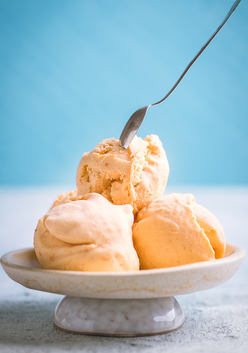 Handgeschöpftes Gelato in bunten Kugeln